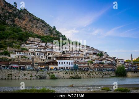 Blick über den Fluss Osum zu historischen Häusern im Stadtteil Mangalem, Stadt der 1000 Windows, Berat, Albanien Stockfoto