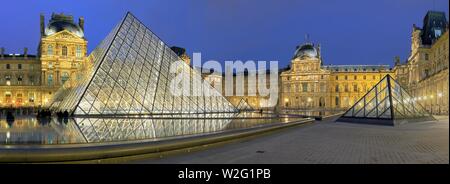 Beleuchtete Louvre Glaspyramide bei Dämmerung, Paris, Frankreich Stockfoto