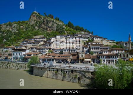 Blick über den Fluss Osum zu historischen Häusern im Stadtteil Mangalem, Stadt der 1000 Windows, Berat, Albanien Stockfoto