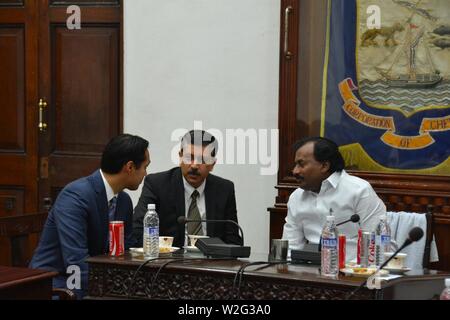 Chennai Schwester Stadt San Antonio Bürgermeister Julian Castro im Gespräch mit Chennai Corporation Bürgermeister Saidai Duraiswami und Chennai Corporation Kommissar Vikram Kapur in Chennai. Stockfoto