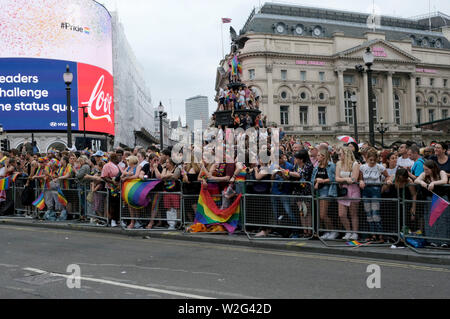 Nachtschwärmer warten auf die Parade. Tausende von Nachtschwärmern gefüllt Londons Straßen mit Farbe Stolz in der Hauptstadt zu feiern. 2019 markierte den 50. Jahrestag der Stonewall Riots in New York City, als Ursprung der Stolz und die LGBT + rechte Bewegung angesehen. Stockfoto