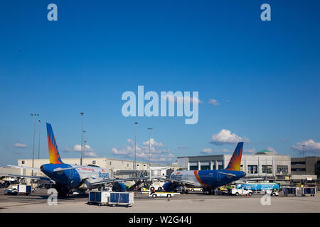 Zwei der Allegiant Air Flotte von Airbus A320 Jet Airliners am Orlando Sanford International Airport Terminal in Sanford, Florida, USA abgestellt sind. Stockfoto