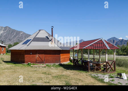 Die alten antiken ail Haus aus Holz ist rund - mit Kamin auf der Mitte, für die der nomadischen Ureinwohner im Altai Gebirge Stockfoto