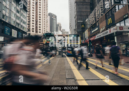 Causeway Bay, Hongkong, 08. Juli 2019: Pendler in stark frequentierten Zebrastreifen, Causeway Bay. Causeway Bay ist eine der schönsten Gegenden für Touristen und Bus Stockfoto