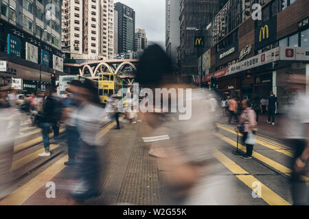 Causeway Bay, Hongkong, 08. Juli 2019: Pendler in stark frequentierten Zebrastreifen, Causeway Bay. Causeway Bay ist eine der schönsten Gegenden für Touristen und Bus Stockfoto