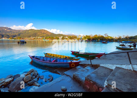 Bunte Reihe Boote in Phewa See am Abend licht In Pokhara Nepal. Stockfoto