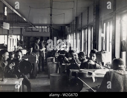 Diese Momentaufnahme zeigt Ecke des Zimmers, wo sich bewegendes Bild negative montiert ist und geschnitten. Am 1. Januar 1919 hatten insgesamt fast 400.000 Meter Film wurde den von Aktivitäten der A.E.F. Im Hintergrund stehend, Kapitän A.A. Kaufman, leitet die Arbeit der Zerlegung und Zusammenbau, und seinem Assistenten Sergeant Peter L. Shamray. Personal des Labors umfasst Vertreter fast aller großen Film Korporationen von Amerika. Stockfoto