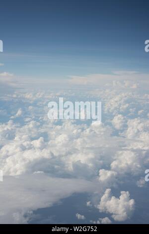 Schöne Luftaufnahme von weißen Wolken in Blau Himmel Stockfoto