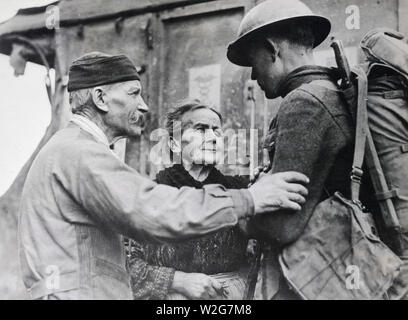 Eine alte französische Paar danken ein Ruck für die Beihilfe zu ihrem Land gegeben. 1916-1919 Stockfoto