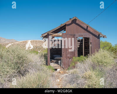 Eine historische verfallenen Zinn- und Dirt Bike motor sport Track im Hintergrund in Goodsprings, Nevada, USA Stockfoto