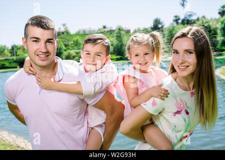 Happy Family im Park eine gute Zeit zusammen Stockfoto