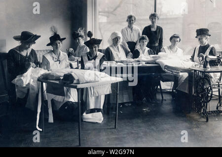 Frau Robert Lansing Sewing Circle arbeiten an das Amerikanische Rote Kreuz - Frau Lansing, Ehefrau des Staatssekretärs, ganz rechts sitzt Beihilfen Stockfoto