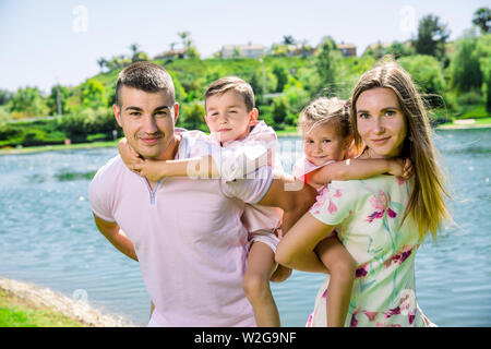 Happy Family im Park eine gute Zeit zusammen Stockfoto