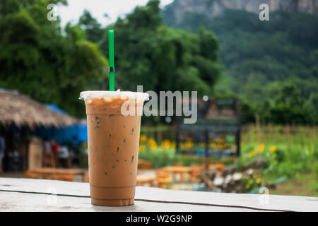 Iced Coffee Cup in Kaffee Zeit mit Bergblick Natur Hintergrund der Tourismus und der Ort für Reisen. Kaffee im Cafe von Thailand. Stockfoto