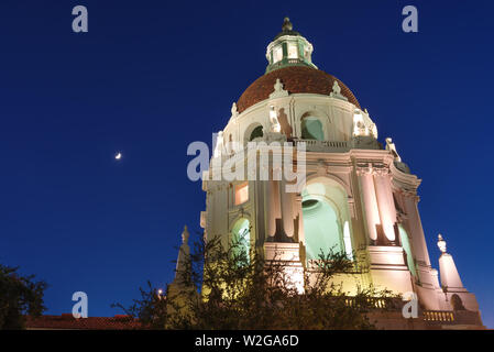 Scharfes Bild der Pasadena City Hall Main Tower einschließlich der Halbmond im westlichen Himmel. Stockfoto