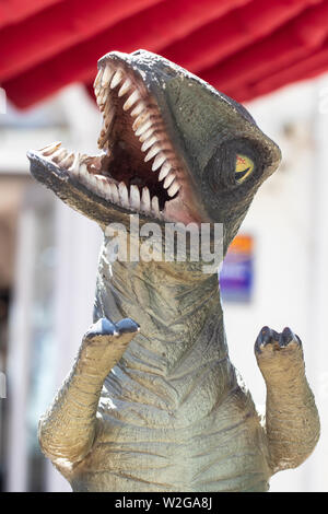 Dinosaurier Hintergrund. Nahaufnahme einer prähistorischen Dinosaurier aus Kunststoff mit weit geöffneten Mund auf unscharfen Hintergrund. Makro. Stockfoto