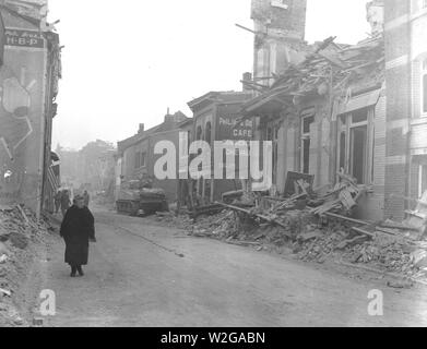 Originale Bildunterschrift: Bombenschäden, das Ergebnis eines deutschen 10-tägigen Belagerung der Luftlandedivision in Bastogne, Belgien. 12/26/44. Stockfoto