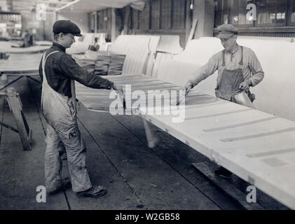 Flugzeug Produktion - Anwendung 'Dope' zu einem fertigen Flugzeugflügel Ca. 1917 Stockfoto