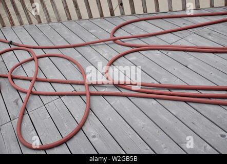 Roten Schlauch auf Cedar Deck Stockfoto