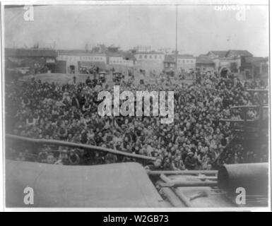 China, Changsha; Masse der Menschen an der Küste, Blick über Boot Stockfoto