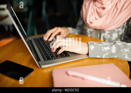 Hände von weiblichen Studenten in hijab Arbeiten am Laptop im Cafe Tabelle Stockfoto