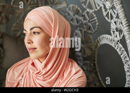 Portrait der Kontemplation hübsche junge Frau im hijab an Kamera suchen Stockfoto