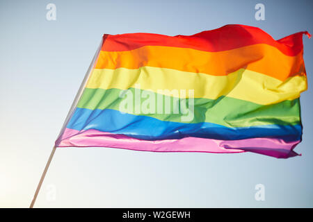 In der Nähe von hellen bunten Regenbogen Flagge schwenkten in Breeze, das Hintergrundbild Stockfoto