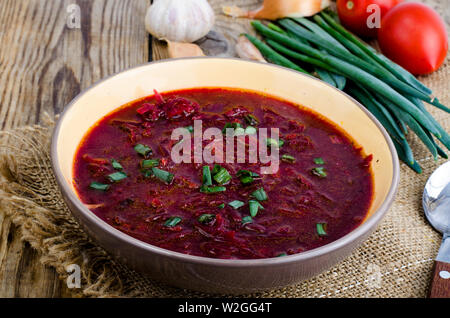 Vegetarische Suppe mit Rote Bete. Stockfoto
