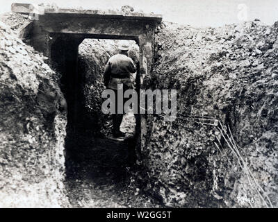 Ein Graben in der Aisne Bezirk, der die Straßen in zwei Teile teilt - Beachten Sie die Linien der Kommunikation. 1918-1919 Stockfoto