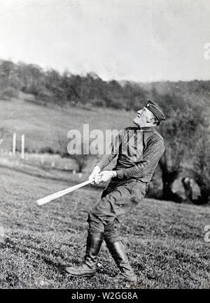 Berühmte Spieler mit seinem Liebling Waffe. 'Hank' Gowdy, Major in der A.E.F Ca. 1916-1918 Stockfoto