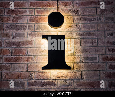 Info Zeichen auf Stein Wand mit Hintergrundbeleuchtung. Stockfoto