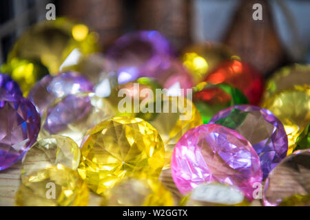 Sammlung von vielen verschiedenen natürlichen Edelsteinen. Abstrakte Foto von Schmuck. Stockfoto