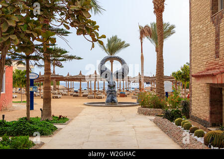 Hurghada, Ägypten bis zum 15. April 2019: Dusche am Strand in Form eines menschlichen Gesichts, ägyptische Hotel Seagull Beach Resort Stockfoto