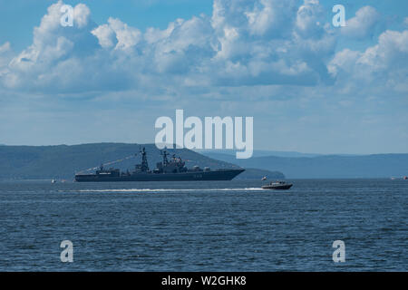 Wladiwostok, Russia-July 28, 2018: Seascape mit kriegsschiff am Horizont Stockfoto