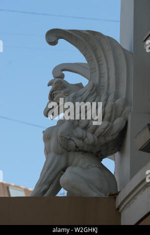 Wladiwostok, Russia-July 28, 2018: architektonisches Detail Skulptur eines mythischen Tier Stockfoto
