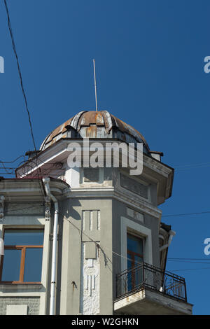 Wladiwostok, Russia-July 28, 2018: architektonisches Detail. Der Turm von einem alten Gebäude Stockfoto