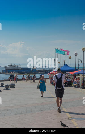 Wladiwostok, Russia-July 28, 2018: Städtische Landschaft mit Menschen zu Fuß entlang der Uferpromenade. Stockfoto