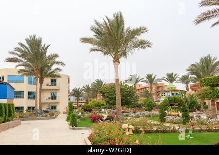 Hurghada, Ägypten bis zum 15. April 2019: Ägyptische Garten mit Blumen im Hotel Seagull Beach Resort Stockfoto