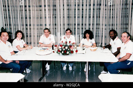 (28 Jan. 1986)------- Crew Mitglieder der Mission STS-51-L werden zum Frühstück starten morgen in die Operationen und Kasse Gebäude vor dem Start des Space Shuttle Challenger für 9 Sitzen: 38:00 Uhr Stockfoto