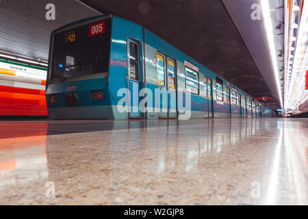 SANTIAGO, CHILE - Dezember 2014: Ein altes Santiago u NS 74 Zug am Bahnhof Blanqueado Stockfoto