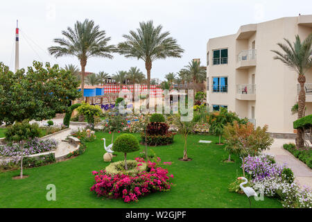 Hurghada, Ägypten bis zum 15. April 2019: Ägyptische Garten mit Blumen im Hotel Seagull Beach Resort Stockfoto