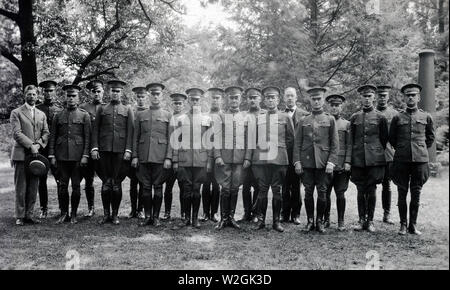 Website auf dem Arlington National Cemetery ausgewählt für die BESTATTUNG DER TOTEN DER 2. Division, USA Offiziere, die der Verwaltungsrat für die Auswahl des Standorts. Oberst Mark L. Hersay, Infanterie, Präsident des Verwaltungsrates, 4. von rechts in der vorderen Zylinderreihe Stockfoto