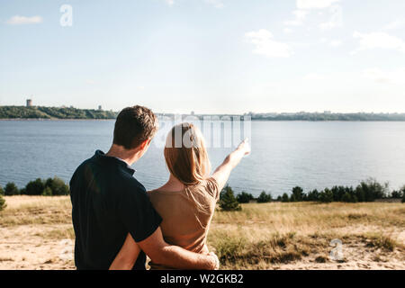 Ein Mann eine Frau zeigt mit der Hand in die Ferne. Zusammen Einsamkeit. Stockfoto