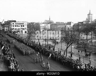 28 Infanterie Division führt die Color Guard bei der Siegesparade in Colmar. 2/8/45. Stockfoto