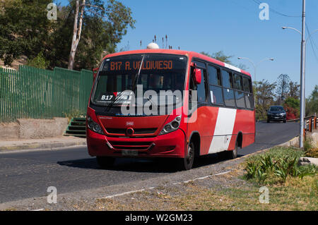 SANTIAGO, CHILE - MÄRZ 2017: Eine kleine rote Transantiago Bus in die Innenstadt von Santiago Stockfoto
