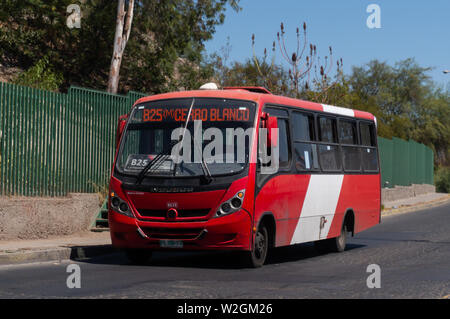 SANTIAGO, CHILE - MÄRZ 2017: Eine kleine rote Transantiago Bus in die Innenstadt von Santiago Stockfoto