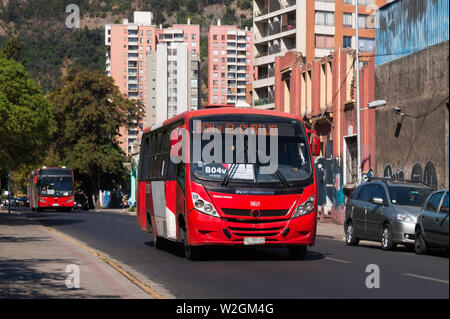 SANTIAGO, CHILE - MÄRZ 2017: Eine kleine rote Transantiago Bus in die Innenstadt von Santiago Stockfoto