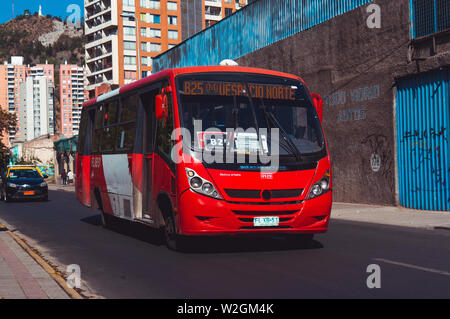 SANTIAGO, CHILE - MÄRZ 2017: Eine kleine rote Transantiago Bus in die Innenstadt von Santiago Stockfoto