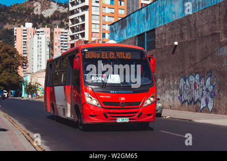 SANTIAGO, CHILE - MÄRZ 2017: Eine kleine rote Transantiago Bus in die Innenstadt von Santiago Stockfoto