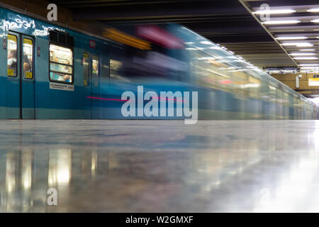 SANTIAGO, CHILE - Dezember 2014: Ein altes Santiago u NS 74 am Bahnhof El Llano Bahnhof Stockfoto